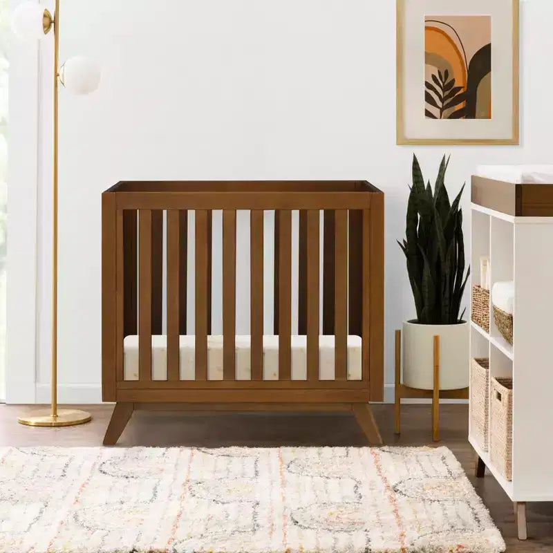 daVinci Otto 3-in-1 Convertible Mini Crib with 4 Mattress