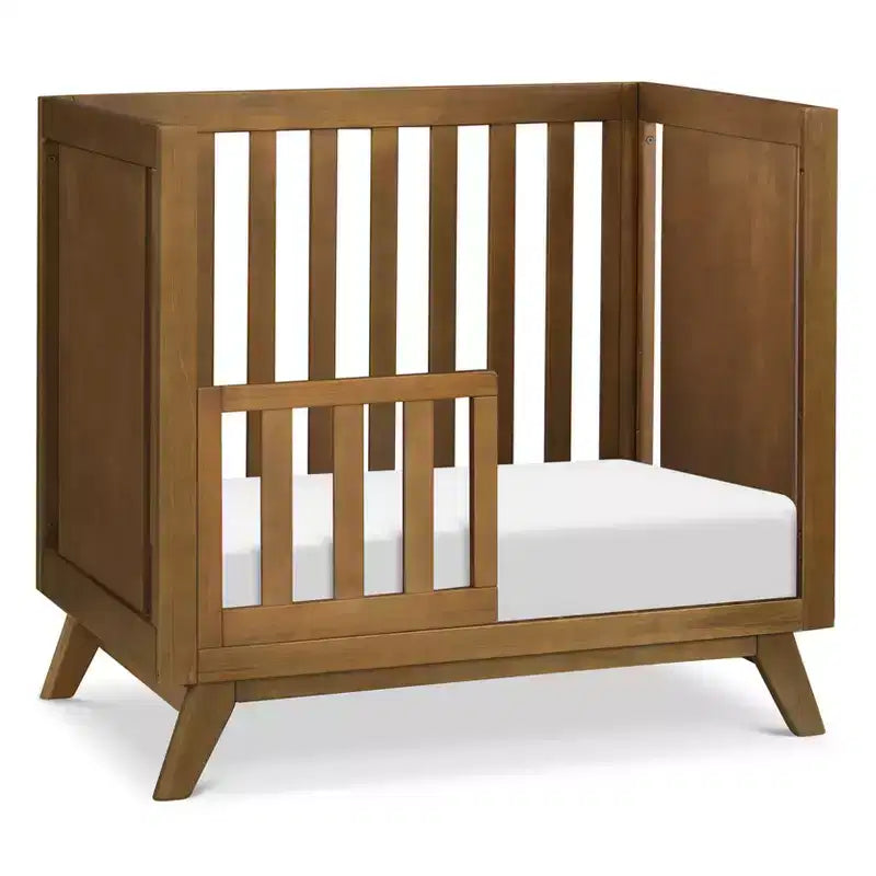daVinci Otto 3-in-1 Convertible Mini Crib with 4 Mattress