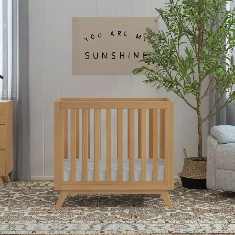 daVinci Otto 3-in-1 Convertible Mini Crib with 4 Mattress