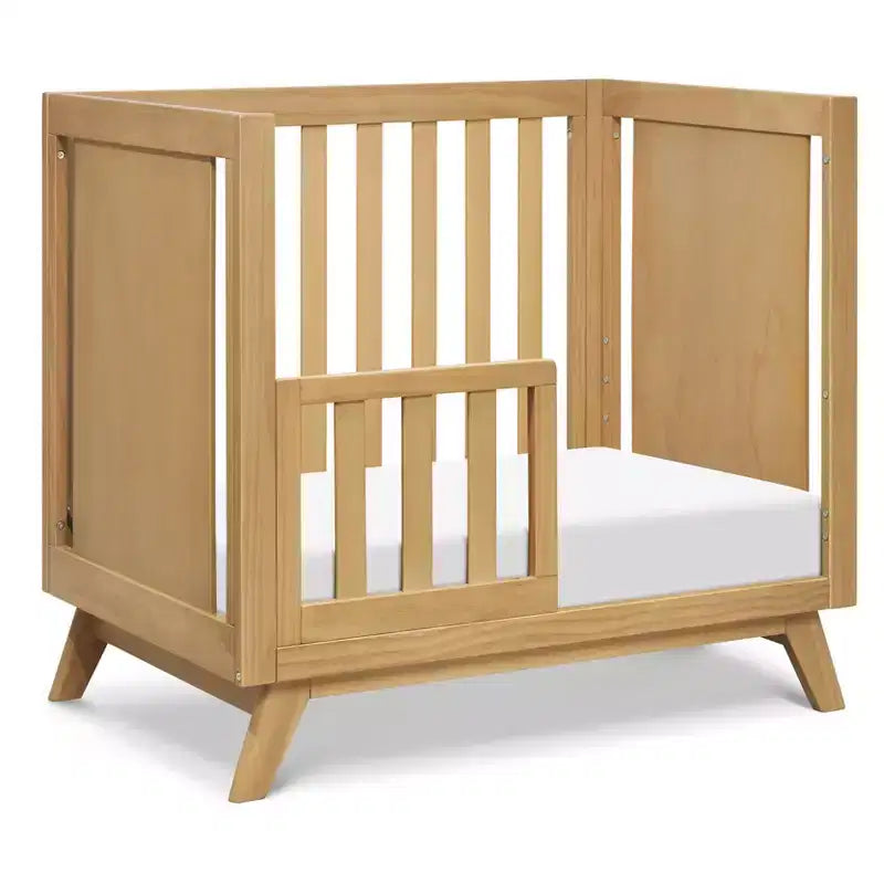 daVinci Otto 3-in-1 Convertible Mini Crib with 4 Mattress