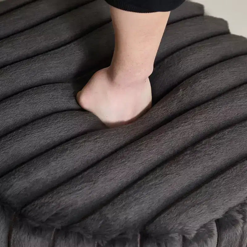 TUYOHW 19H Fluffy Pouf Ottoman with Metal Legs,Faux Fur Footrest Ottoman for Living Room,Wide Round Accent Stool,275lbs Capacity